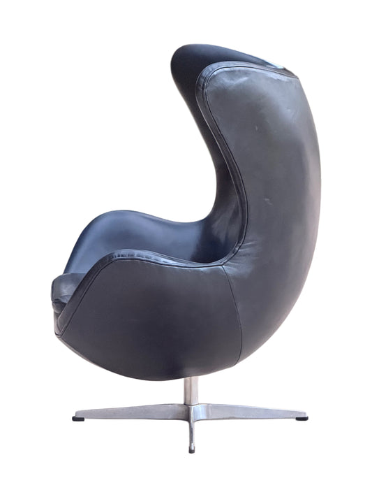 After Arne Jacobsen Egg Chair Model 3316 - Fritz Hansen Style Black Leather Swivel Lounge Chair.