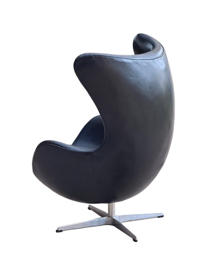 After Arne Jacobsen Egg Chair Model 3316 - Fritz Hansen Style Black Leather Swivel Lounge Chair.
