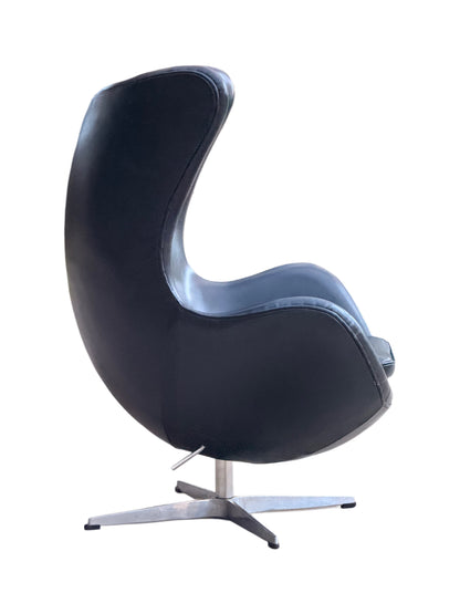 After Arne Jacobsen Egg Chair Model 3316 - Fritz Hansen Style Black Leather Swivel Lounge Chair.