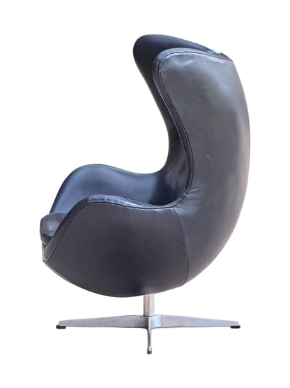 After Arne Jacobsen Egg Chair Model 3316 - Fritz Hansen Style Black Leather Swivel Lounge Chair.