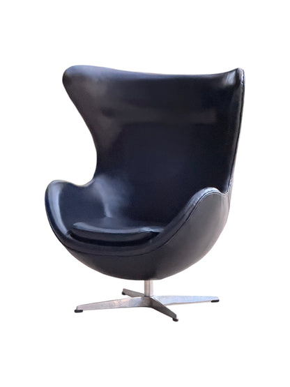 After Arne Jacobsen Egg Chair Model 3316 - Fritz Hansen Style Black Leather Swivel Lounge Chair.