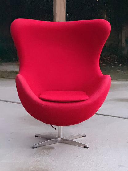 After Arne Jacobsen Egg Chair Model 3316 - Fritz Hansen Style Red Swivel Lounge Chair.