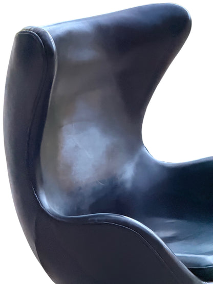 After Arne Jacobsen Egg Chair Model 3316 - Fritz Hansen Style Black Leather Swivel Lounge Chair.
