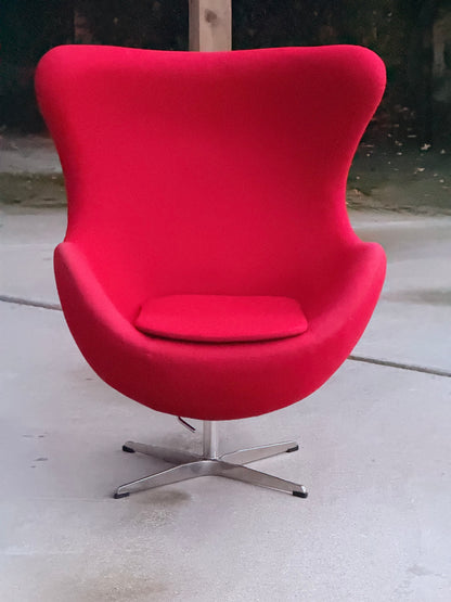 After Arne Jacobsen Egg Chair Model 3316 - Fritz Hansen Style Red Swivel Lounge Chair.