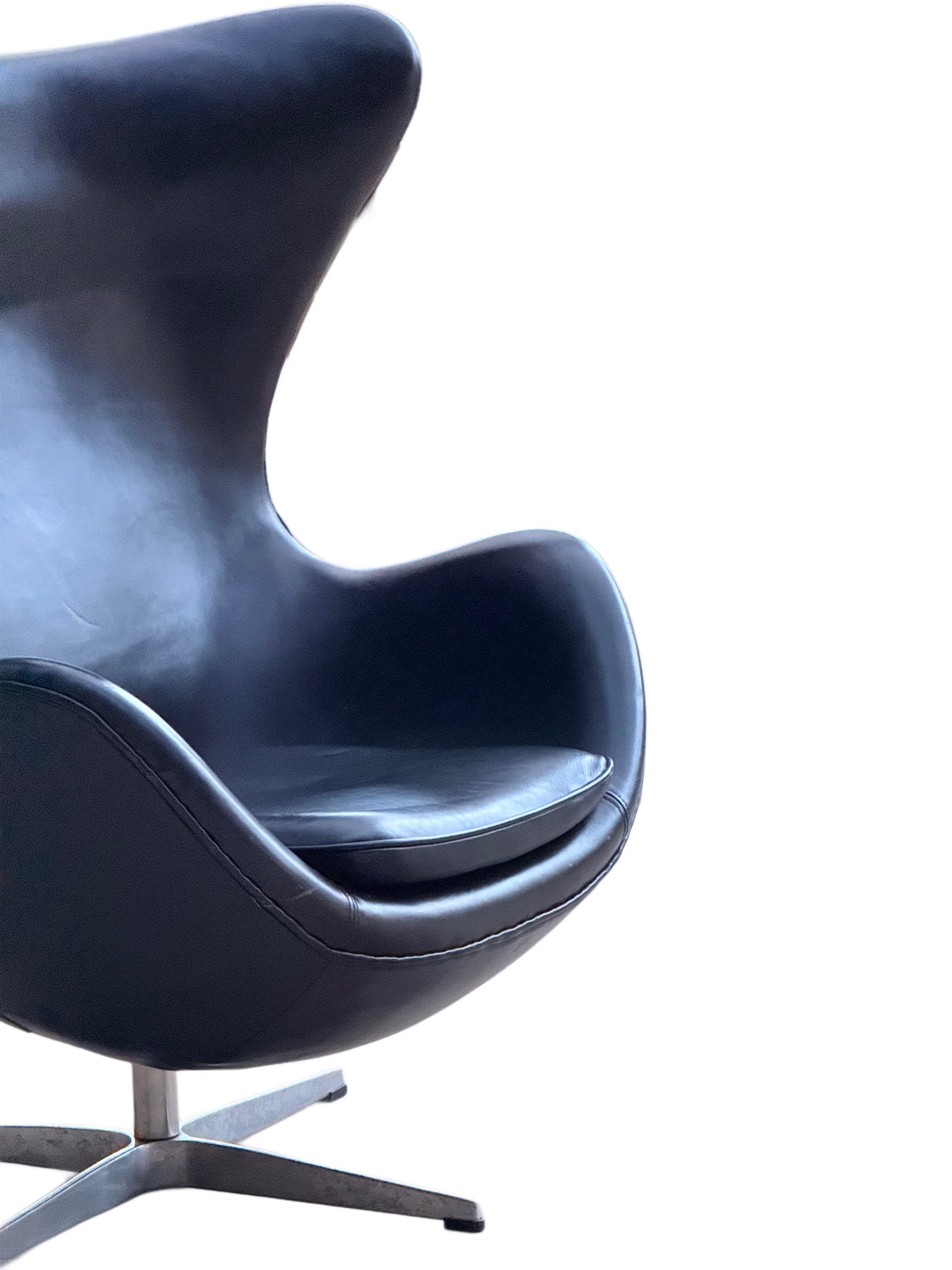 After Arne Jacobsen Egg Chair Model 3316 - Fritz Hansen Style Black Leather Swivel Lounge Chair.