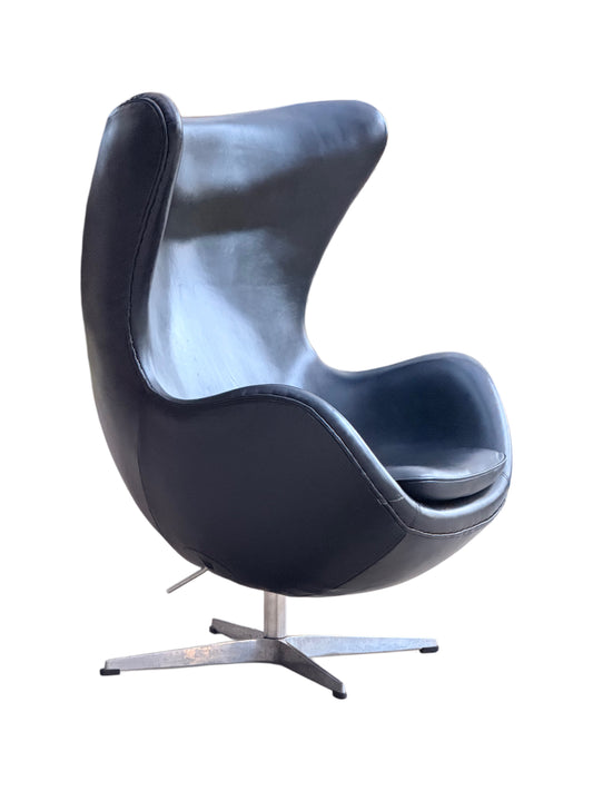 After Arne Jacobsen Egg Chair Model 3316 - Fritz Hansen Style Black Leather Swivel Lounge Chair.