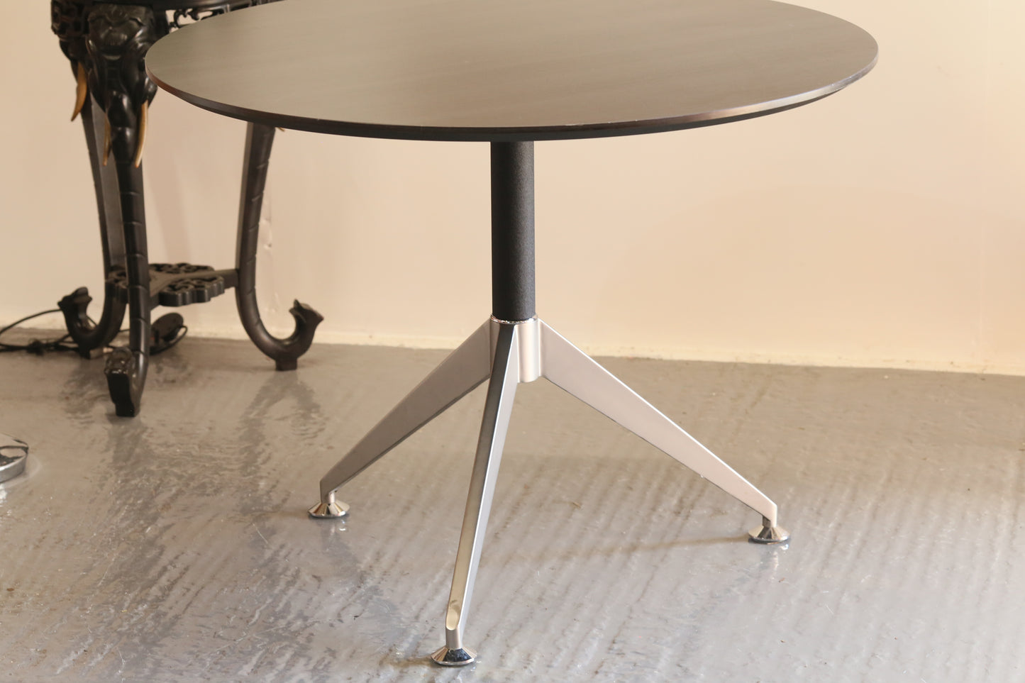 Nero Executive Circular Table - Anthracite
