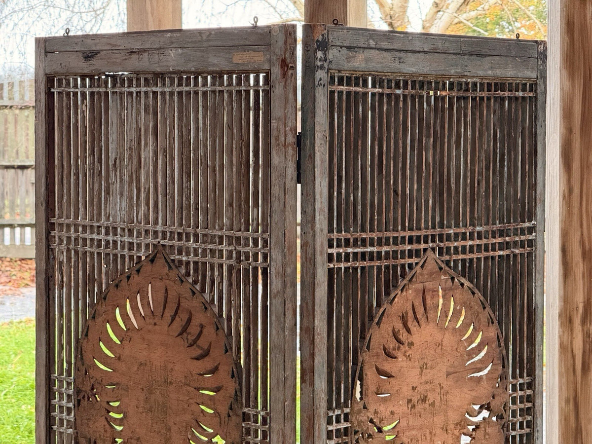 Reverse of the antique lattice screen, both medallions and slats