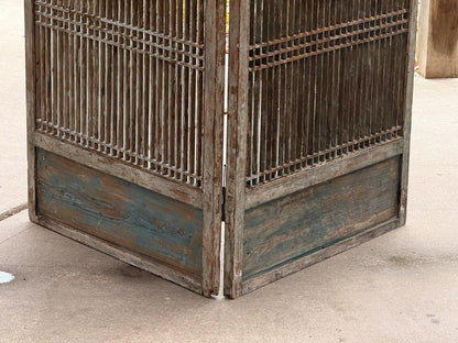 Lattice screen corner, blue painted base panels on reverse