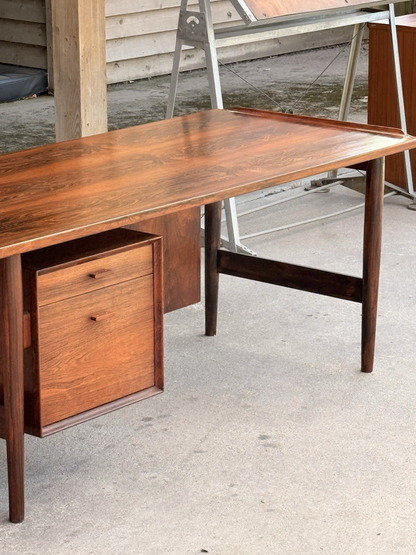 Arne Vodder rosewood desk, three-quarter view from the left