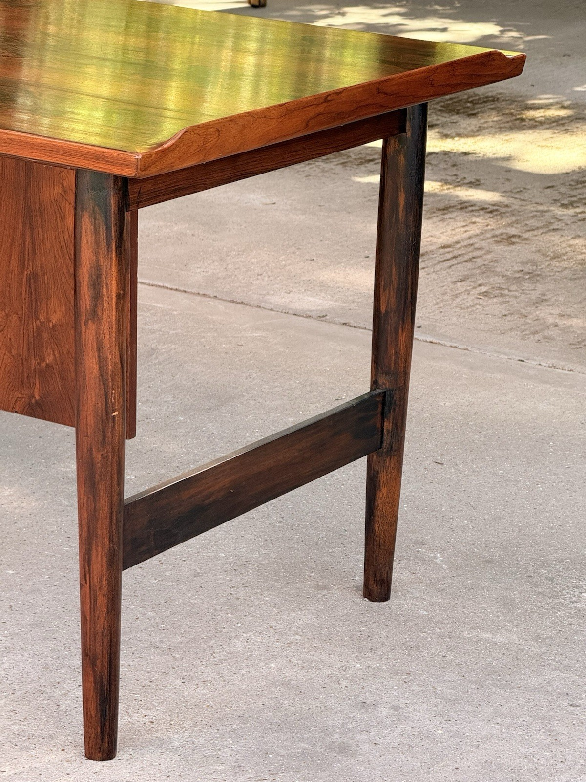 Arne Vodder desk, detail of slender rosewood legs and stretcher