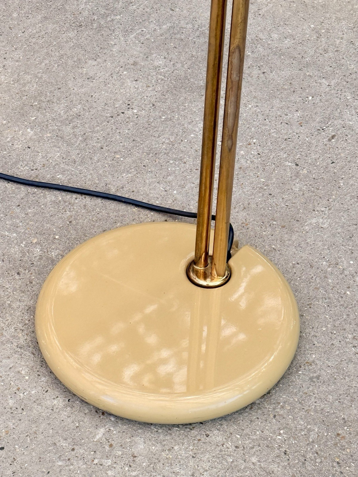 Round cream base of the iGuzzini Piantana floor lamp, angled view