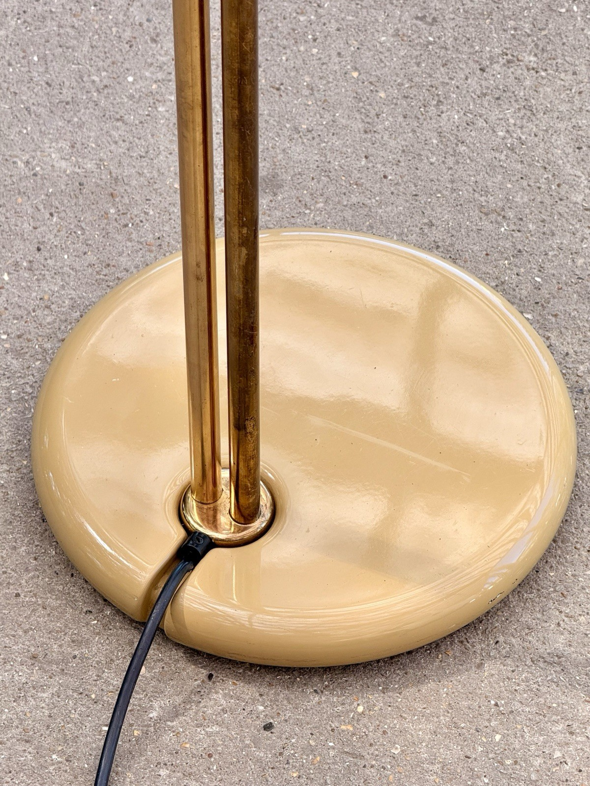 Close-up of cream enamel base with twin brass stems, iGuzzini lamp
