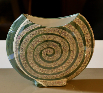 Close-up of the spiral snail pattern on the Gandria moon vase