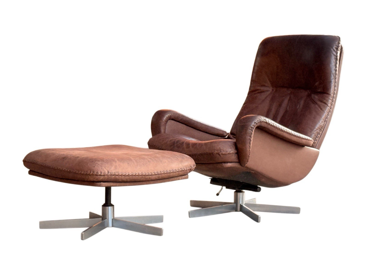 De Sede S231 lounge chair and ottoman, Switzerland, 1970s, brown leather with whipstitch edges on swivel star bases