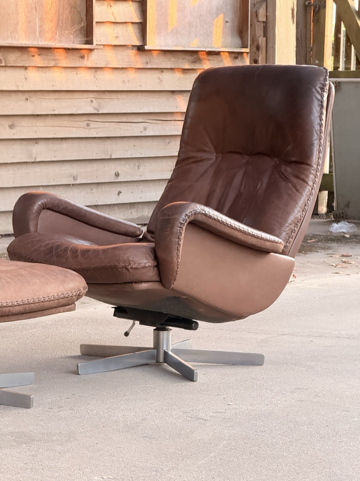 De Sede S231 brown leather lounge chair, three-quarter view outdoors
