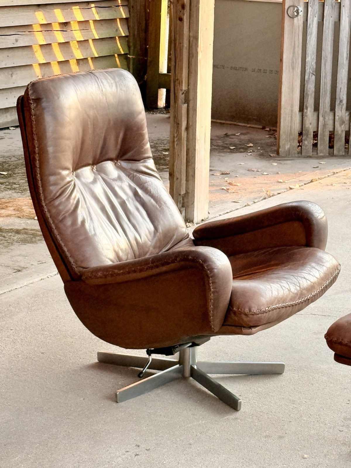De Sede S231 brown leather lounge chair, three-quarter view