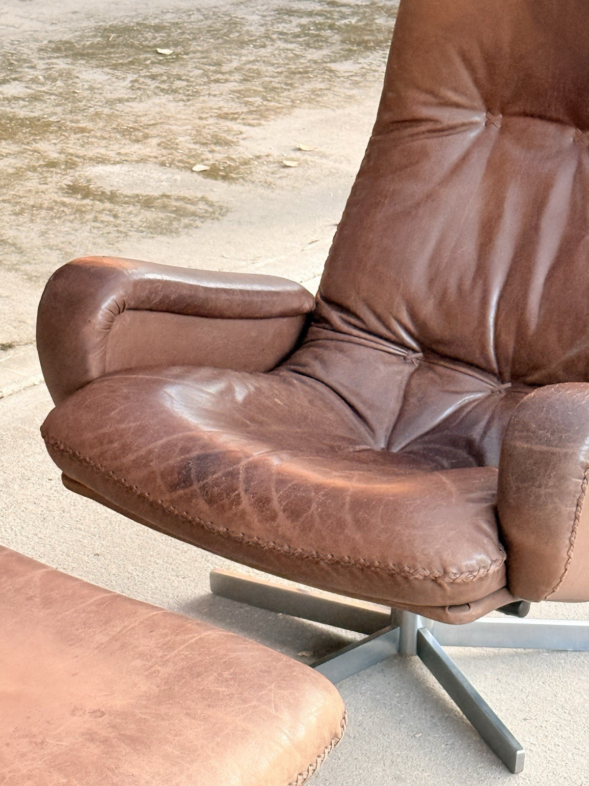 De Sede S231 chair, seat and arm detail