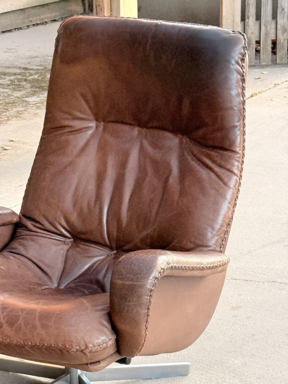 Close-up of padded leather back and arm, De Sede S231