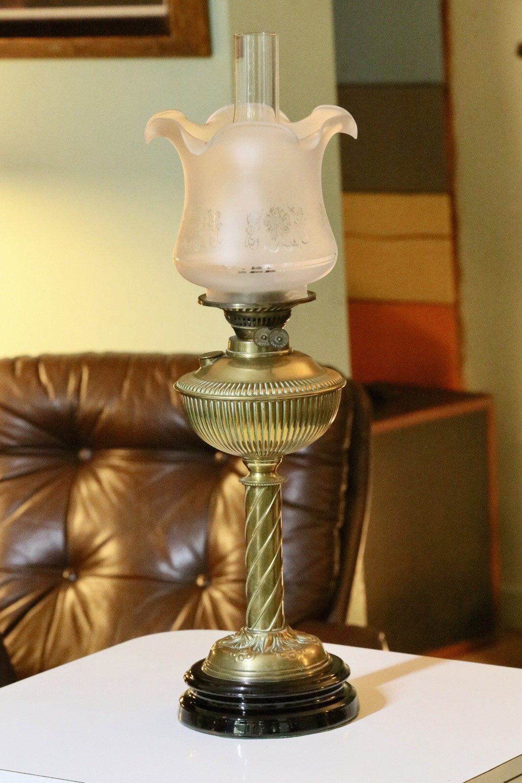 Fine Victorian Art Nouveau brass oil lamp with reeded font, twisted column, etched frosted tulip shade and black base