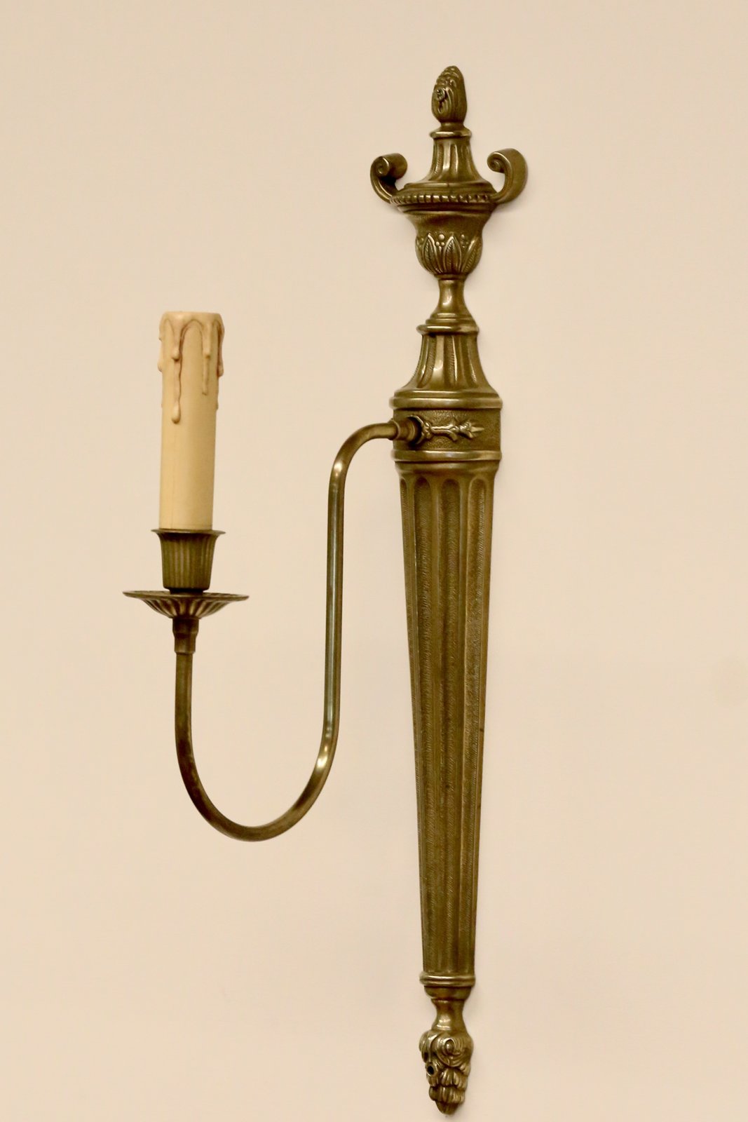 Large French neoclassical brass wall sconce with urn finial, fluted tapering backplate, single arm and acorn drop, 51cm