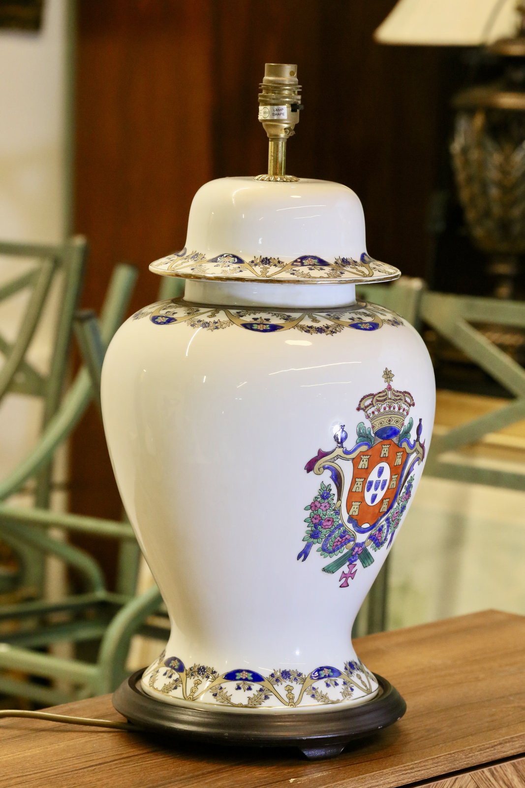 Chinese armorial porcelain lamp base, three-quarter view