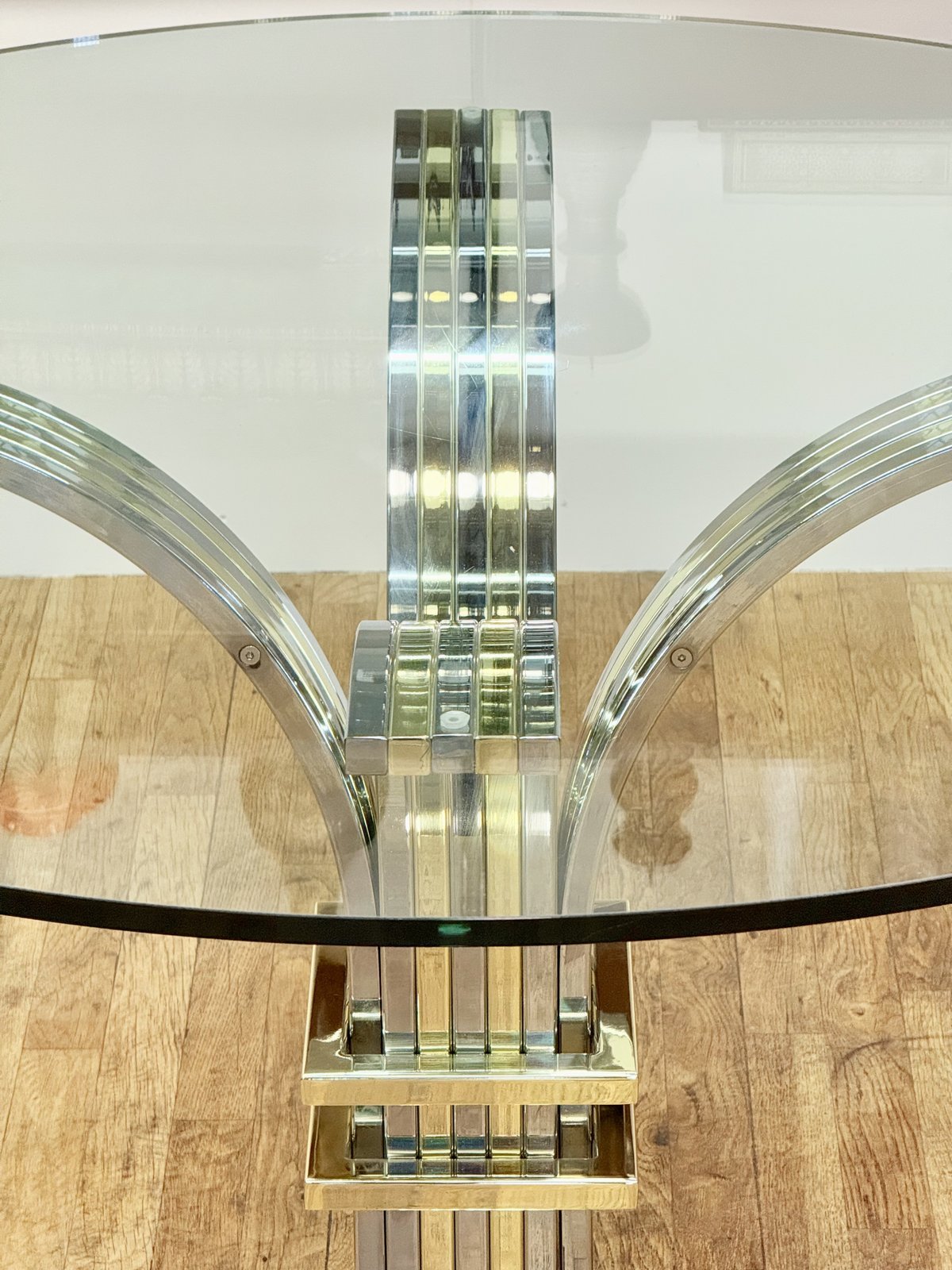 Pedestal of the Renato Zevi table seen through the glass top