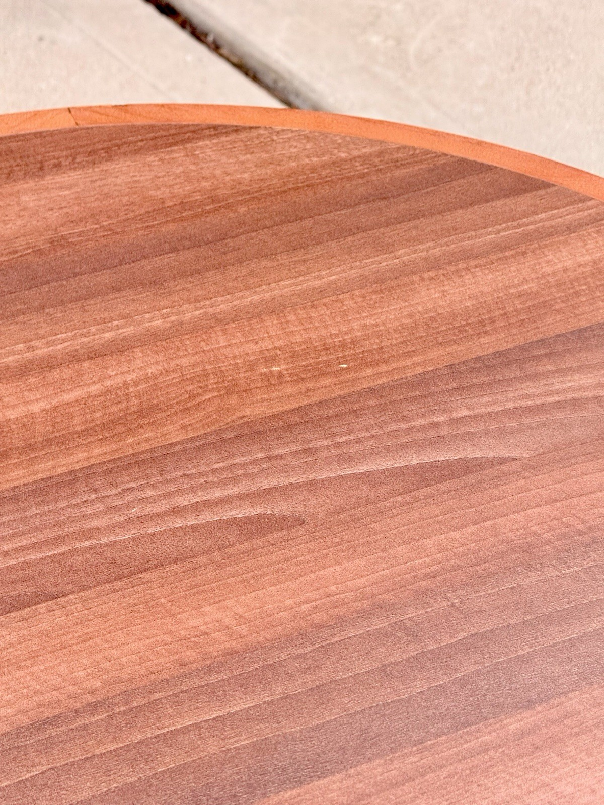 Close-up of mahogany grain on the Pedrali table top