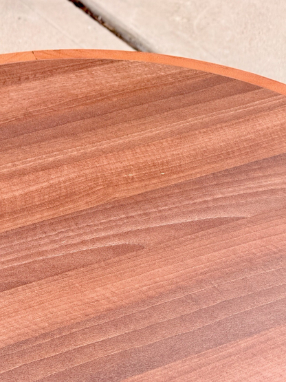 Close-up of mahogany grain on the Pedrali table top