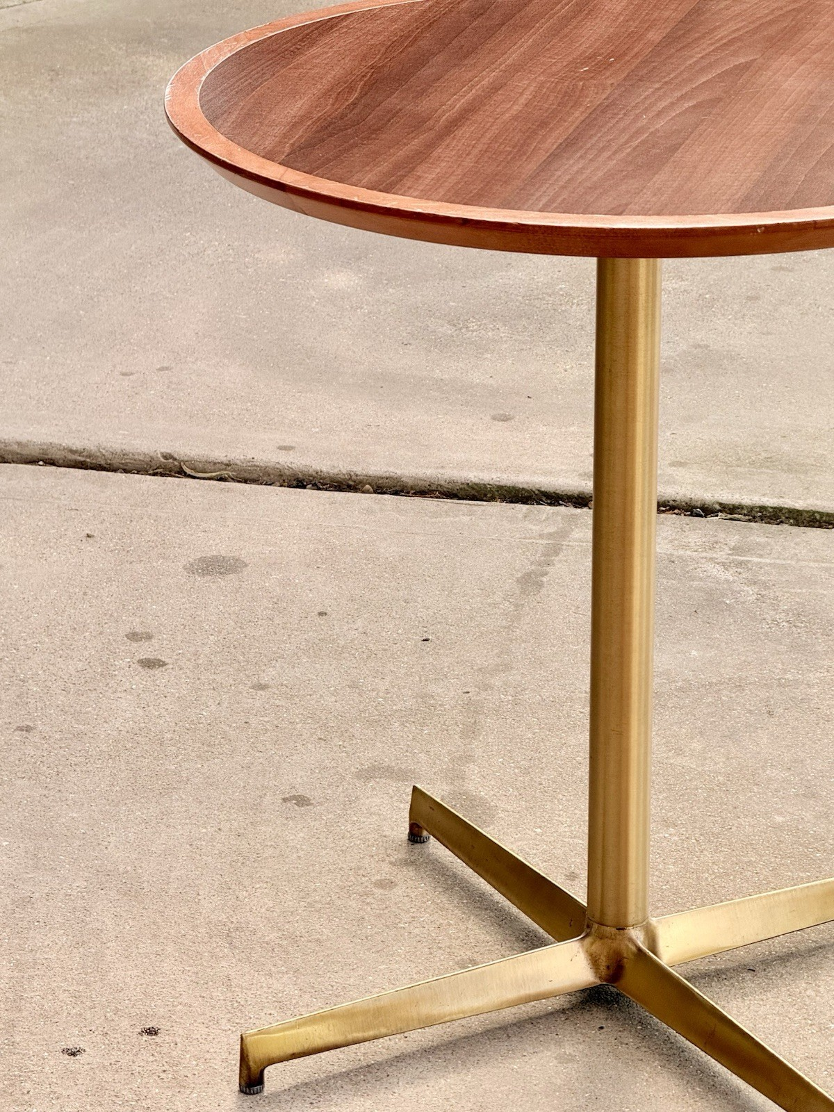 Pedrali side table top and brass column, close view