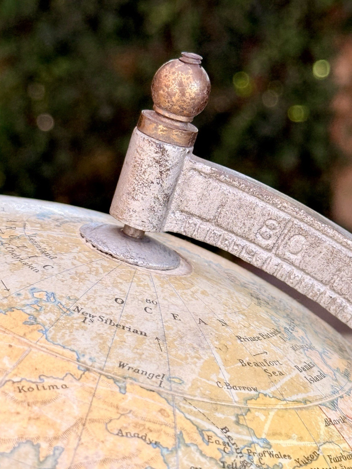 Close-up of the meridian finial and pivot, Philips globe