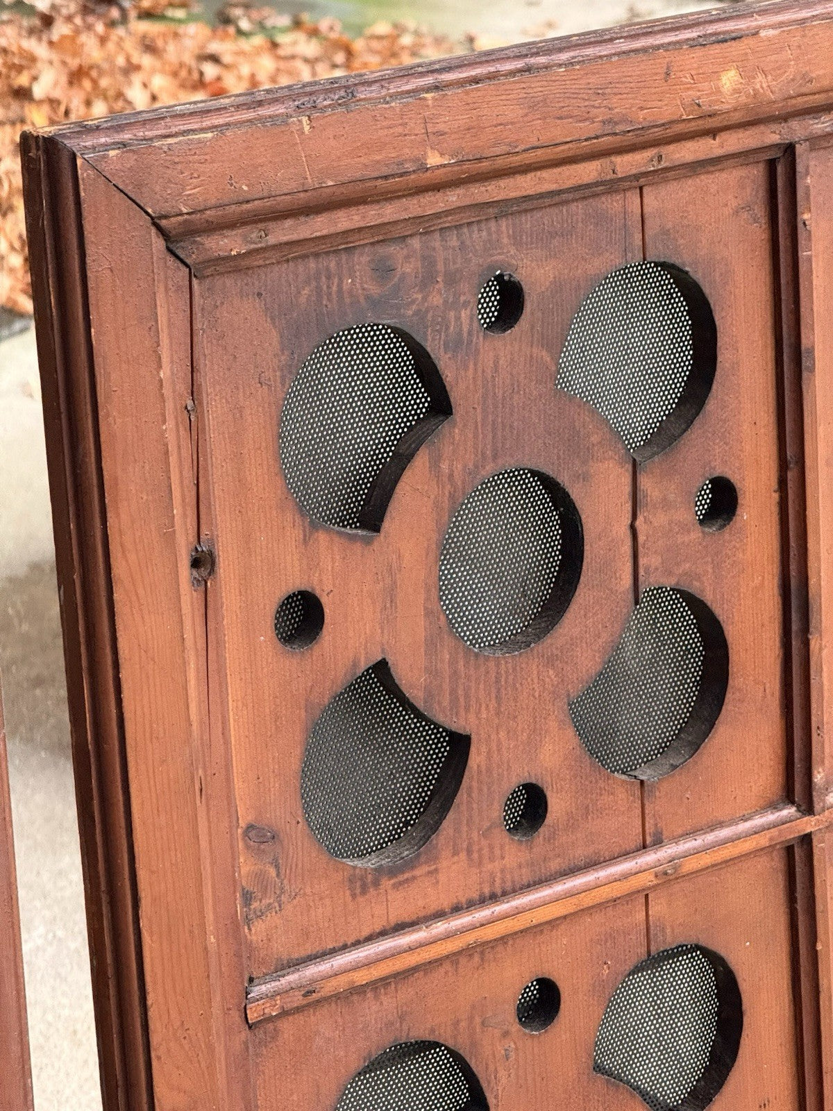 Close-up of moulded pine frame and quatrefoil cutout