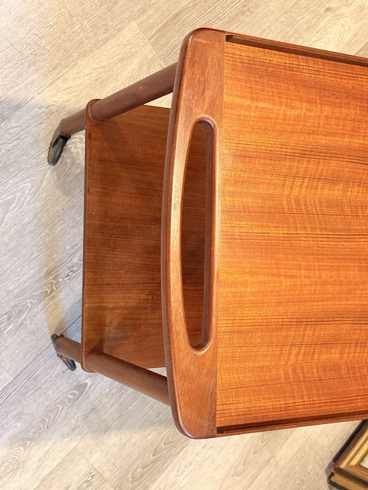 Close-up of rounded cut-out handle in teak, Bowa trolley
