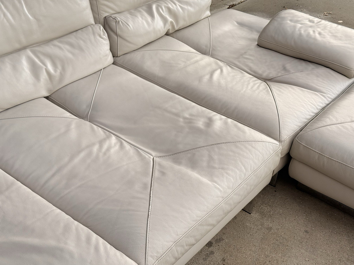 Close-up of ivory leather seat cushions, Scénario sofa