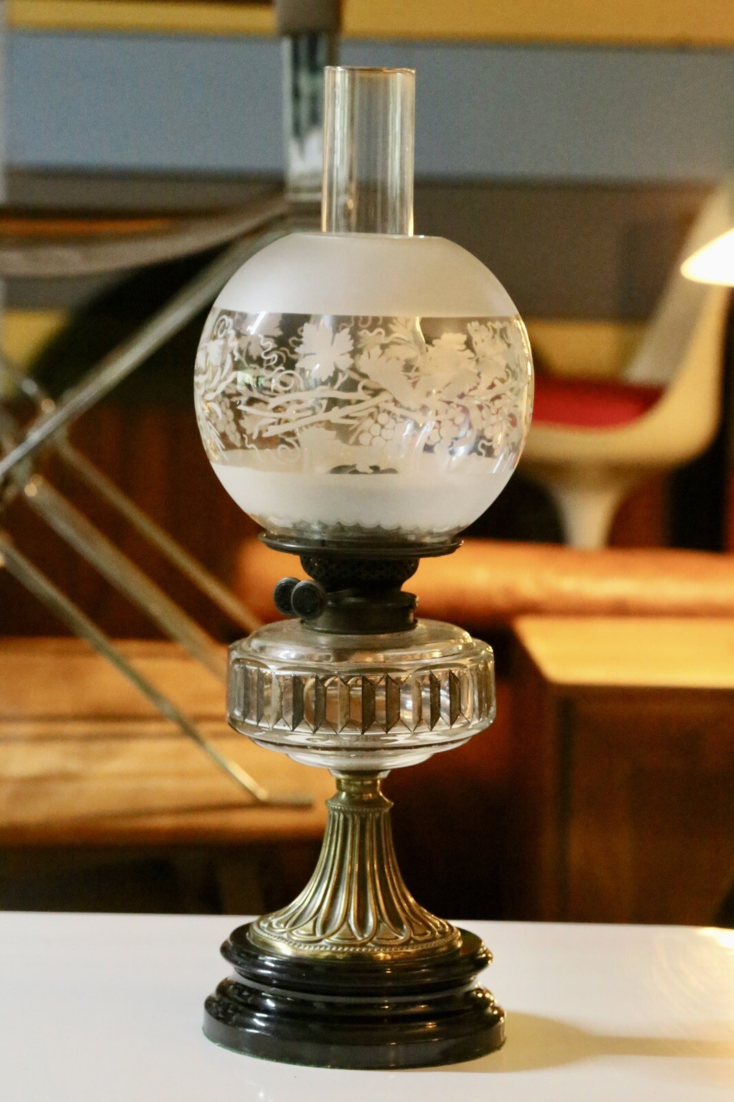 Victorian Art Nouveau brass oil lamp with crystal glass reservoir, etched frosted globe shade and black stepped base, 53cm