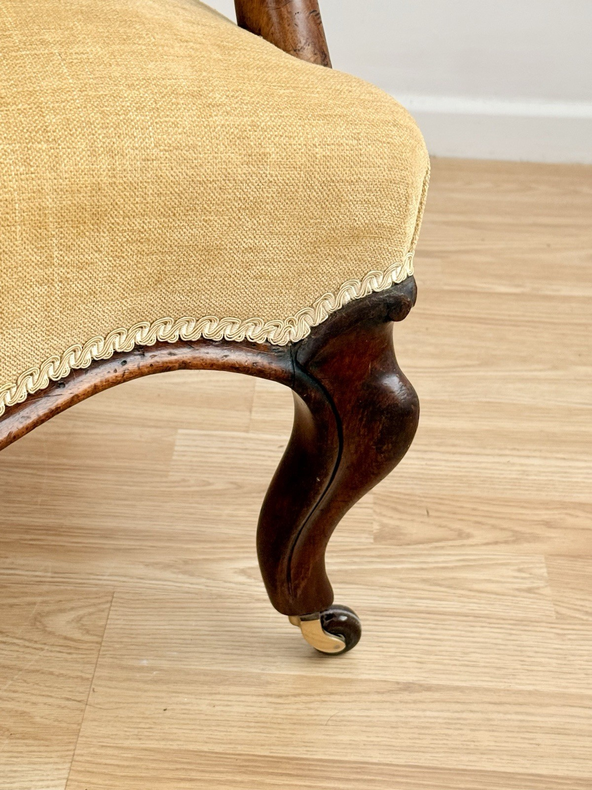 Close-up of serpentine seat rail and cabriole leg
