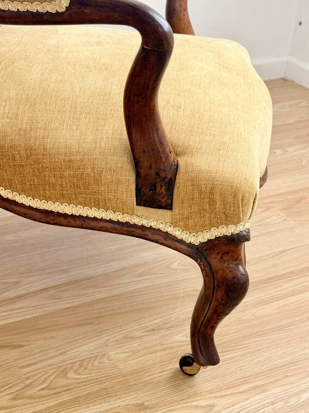 Close-up of arm support and serpentine seat front