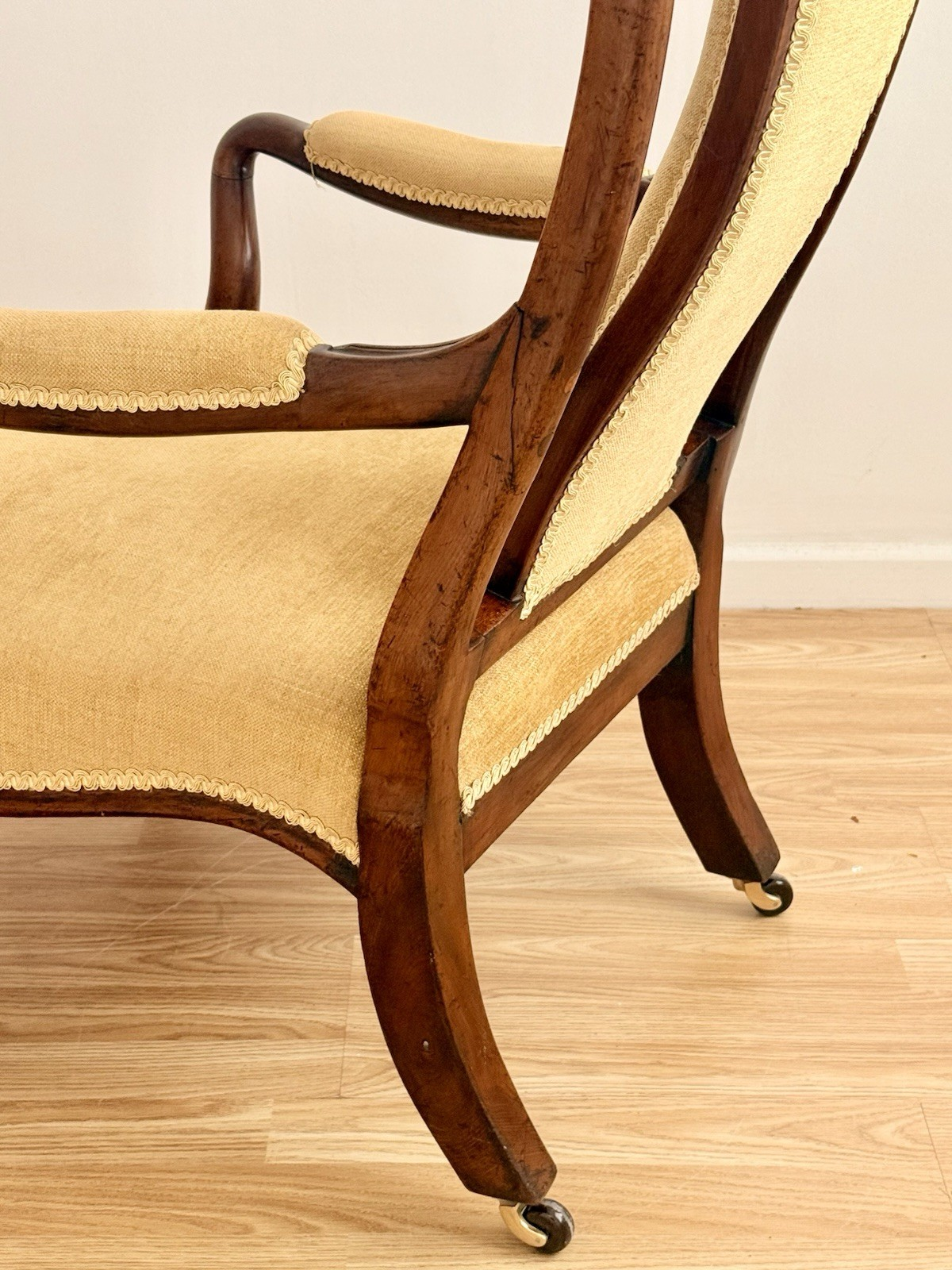 Close-up of rear legs and side seat rail